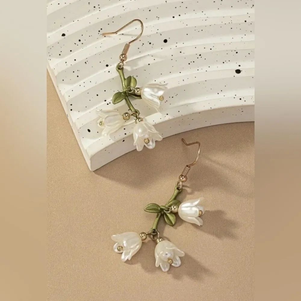 white flower drop earrings H110